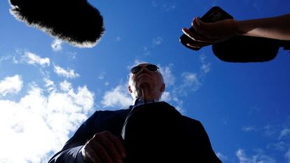 El presidente de Estados Unidos, Joe Biden, habla con medios en el aeropuerto de Madison (Wisconsin), el 5 de julio.