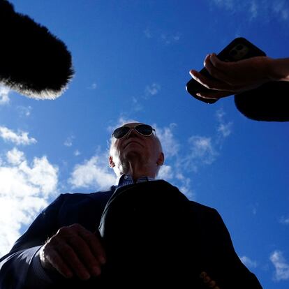 El presidente de Estados Unidos, Joe Biden, habla con medios en el aeropuerto de Madison (Wisconsin), el 5 de julio.