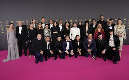 El equipo de 'La sociedad de la nieva', en la alfombra roja de los Premios Goya. En la imagen, Laura Pedro aparece a la derecha de JA Bayona.