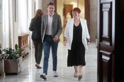 El portavoz de Sumar, Íñigo Errejón, y la de Compromís, Águeda Micó, este martes en el Congreso.