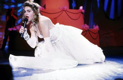 Probablemente, Madonna no sería quien es de no haber actuado en la primera edición de los MTV Video Music Awards también en 1984. Su interpretación de ‘Like a Virgin’ rodando por el suelo y mostrando su ropa interior (el realizador de la gala no se lo pensó dos veces en pinchar la imagen) instantáneamente se convirtió en algo icónico.