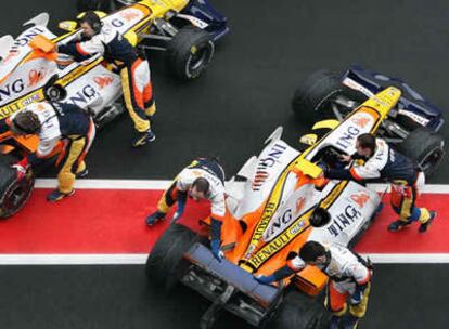 Los monoplaza del equipo Renault, que pilotan Fernando Alonso y el brasileño Nelson Piquet jr, durante los entrenamientos que su escudería realiza hoy en el Circuito de Catalunya en Montmeló.