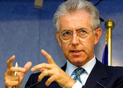 El comisario europeo de la Competencia, Mario Monti, en una conferencia de prensa en 2001.