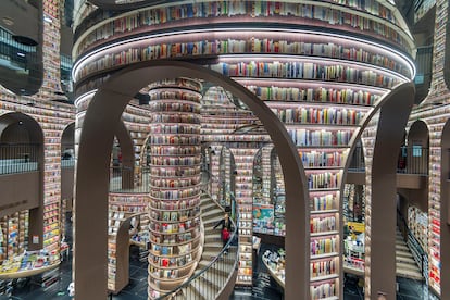 Interior de la librera Zhongshuge Bookstore en Chengdu, China.