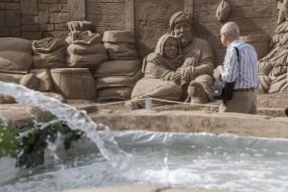 Hoy se ha inaugurado el tradicional belén de arena de la playa de Las Canteras. Este ocupa un área de 1.500 metros cuadrados en la arena de la Playa, y ha sido modelado por seis escultores de España, Rusia, Italia y Dinamarca.