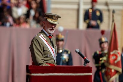 El rey Felipe VI pronunciaba un discurso durante la ceremonia de jura de bandera de su hija en la Academia General Militar de Zaragoza, este sábado.
