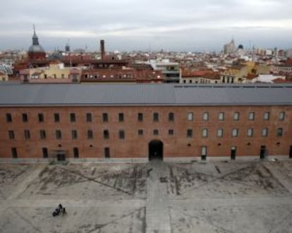 El patio del cuartel de Conde Duque y, al fondo, los tejados del barrio.