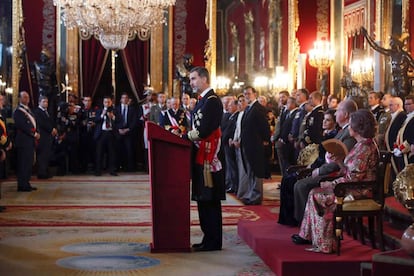 El Rey Felipe VI, durante su discurso en la celebración hoy de la Pascua Militar en el Palacio Real, que es el primero de los actos con los que se va a homenajear a los Reyes, Juan Carlos y Sofía, por sus aniversarios a lo largo de 2018.