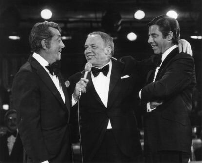 Después de una enemistad y 20 años sin hablarse, Frank Sinatra reunió a Dean Martin y Jerry Lewis por sorpresa en un evento benéfico en Las Vegas. El dúo no lo sabía. Fue en septiembre de 1976 y esta imagen pertenece a ese momento.