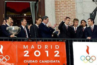 Los jugadores, en el balcón del Ayuntamiento, con una pancarta de apoyo a Madrid 2012.