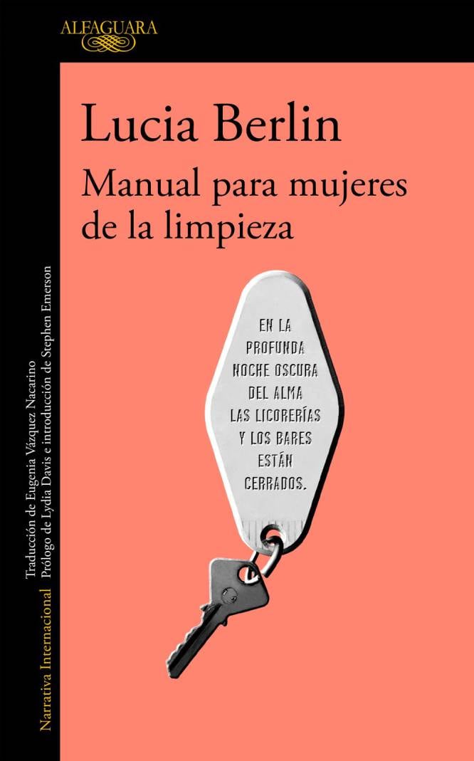 <p> <strong>Por qué lo debe leer un hombre.</strong> De Lucía Berlín han dicho que se parece a Carver o a Bukowski así que conviene leerla y reivindicarla para que no tengamos que compararla, como siempre, con un autor masculino. Para que ya no sea “el Carver en femenino” sino simplemente Lucía Berlín. Este ‘Manual para mujeres de la limpieza’ es una antología de cuentos publicados once años después de la muerte de su autora, que curiosamente falleció el día de su 68 cumpleaños. Impregnadas de ironía, humor negro y sarcasmo, Berlín (Alaska, 1936 - Los Ángeles, 2004) va perfilando pequeñas historias, con un importante tinte autobiográfico, de personajes -mujeres- maltratados por la vida, pero no rendidos, aunque sí ausentes de ese heroísmo inmaculado que tantas veces vemos en la ficción.