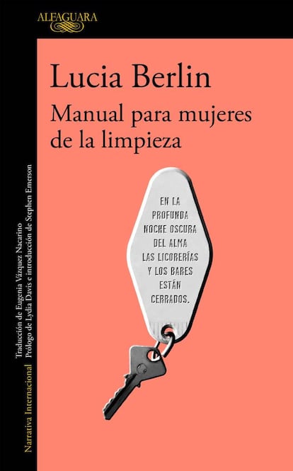 <p> <strong>Por qué lo debe leer un hombre.</strong> De Lucía Berlín han dicho que se parece a Carver o a Bukowski así que conviene leerla y reivindicarla para que no tengamos que compararla, como siempre, con un autor masculino. Para que ya no sea “el Carver en femenino” sino simplemente Lucía Berlín. Este ‘Manual para mujeres de la limpieza’ es una antología de cuentos publicados once años después de la muerte de su autora, que curiosamente falleció el día de su 68 cumpleaños. Impregnadas de ironía, humor negro y sarcasmo, Berlín (Alaska, 1936 - Los Ángeles, 2004) va perfilando pequeñas historias, con un importante tinte autobiográfico, de personajes -mujeres- maltratados por la vida, pero no rendidos, aunque sí ausentes de ese heroísmo inmaculado que tantas veces vemos en la ficción.