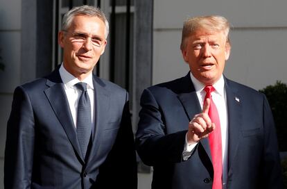 El Secretario General de la OTAN Jens Stoltenberg da la bienvenida al presidente estadounidense Donald Trump, el 11 de julio de 2018 en Bruselas.  