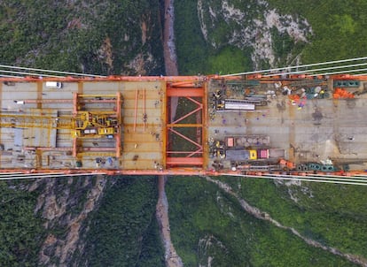 Está previsto que este puente, llamado Beipanjiang y situado entre las provincias chinas de Yunnan y Guizhou, esté operativo a finales de año. En la imagen, los ingenieros chinos unen las dos partes de lo que es el puente más alto del mundo.
