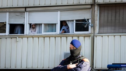 Un operativo policial en Barcelona, en marzo, en el que se decomisaron nueve armas de fuego, en una imagen de archivo.