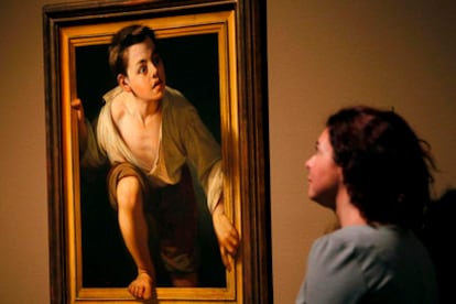 Una joven observa la obra "Huyendo de la crítica, I" de Pere Borrell, que se muestra en la exposición "Realismo(s). La huella de Courbet" en el Museo Nacional de Arte Contemporáneo (MNAC), que exhibe por primera vez en España, las pinturas más relevantes del pintor francés y su influencia en el realismo español.