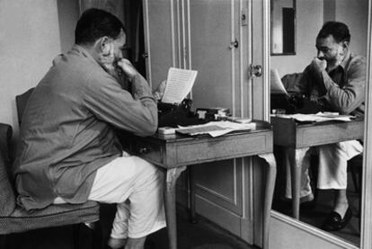 Hemingway redacta sus crónicas de la II Guerra Mundial.