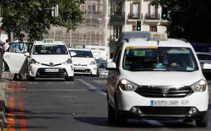 Varios taxis circulando por Madrid.