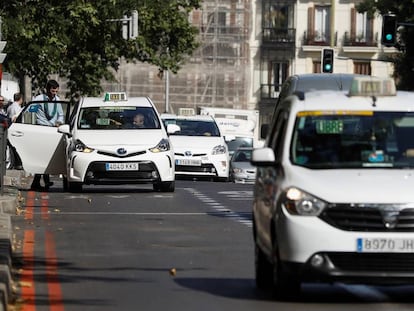 Varios taxis circulando por Madrid.