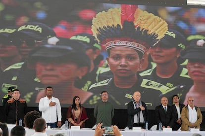 Gustavo Petro, en el centro, durante una reunión con delegados de los Comuneros del Sur, en Pasto, Colombia.