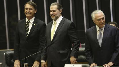 Toffoli entre Bolsonaro e Temer na cerimônia de celebração do aniversário da Constituição.