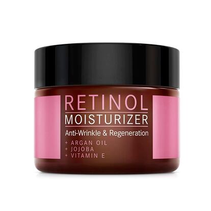 Crema antiarrugas Retinol Moisturizer de Mother Nature Cosmetics
El aceite de argán, la jojoba y la vitamina E ofrecen un efecto antioxidante que mantiene las células en sus mejores condiciones durante más tiempo. El retinol es el ingrediente ansiedad por excelencia. A Jesús M. le ha cambiado hasta la actitud: “Trabajo al aire libre y la exposición al sol es muy grande, la piel se me arruga y me salen manchas. Con esta crema, me noto más protegido, y la piel siempre fresca y suave. Es una locura decir que noto algo positivo, pero me encuentro mejor desde que me la pongo en la cara dos veces al día. Al acostarme y levantarme. Muy contento”.