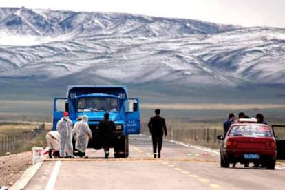 Técnicos sanitarios chinos desinfectan un camión cerca de la provincia de Quinghai.