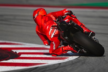 El piloto español de MotoGP, Marc Márquez rueda con su nueva Ducati durante la primera sesión de los entrenamientos del Test Oficial de Barcelona para la temporada 2025.