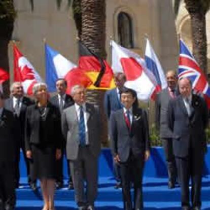 El ministro de Economía británico, Alistar Darling, el secretario del Tesoro de EEUU, Timothy Geithner, el ministro canadiense de economia, James Michael, la ministra francesa de Economía, Christine Lagarde, su homólogo italiano Giulio Tremonti, el viceministro japonés de Finanzas para asuntos internacionales, Naoyuki Shinohara, el ministro de Economía alemán, Peer Steinbrueck, el ministro de Finanzas ruso, Alexei Kudrin, el comisario europeo de Asuntos Económicos y Monetarios, Joaquín Almunia (segunda fila de iz a der) el presidente del Banco y el Fondo Africanos de Desarrollo (BAD y FAD), Donald Kaberuka, el director gerente del Fondo Monetario Internacional, Dominique Strauss-Kahn, el gobernador del Banco de Italia, Mario Draghi, el presidente del Banco Mundial, Robert Zoellick, el presidente del Comité Monetario y Financiero Internacional (IMFC), Youssef Boutros-Ghali, y el secretario general de la Organización para la Cooperación y Desarrollo Económico (OCDE), Ángel Gurría, posan para la foto de familia.