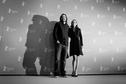 Los actores Christian Bale y Natalie Portman atienden a la prensa durante la presentación de 'Knight of Cups'.
