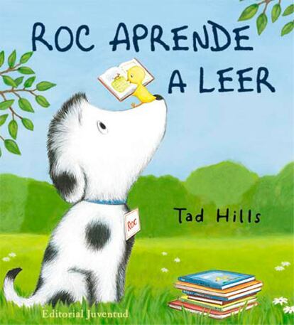 A Roc le encantaba jugar, perseguir hojas, mordisquear palos y escuchar el canto de los pájaros. En otoño, después de jugar, dormía la siesta bajo su árbol favorito. Pero un día su rutina cambió. Apareció un pequeño canario que había montado su escuela y quería dar clase a Roc. Sin embargo, el perro admitió que no sabía leer y se fue a echar la siesta otro lugar. El canario se entretuvo entonces leyendo en voz alta un libro. Narró la historia de un perro llamado Buster que había perdido su hueso favorito. Roc estaba enganchado a esa historia y justo cuando iba a saber el final se quedó con las ganas porque el canario se había ido. Esperó hasta el día siguiente para conocer el desenlace. Desde entonces rock iba cada día a aprender a leer hasta que el invierno llegó y el maestro tuvo que marcharse. Durante los meses de ausencia del canario Roc estuvo… Sabrás el desenlace en cuanto leas el libro. “Roc aprende a leer” de Tad Hills es una historia de amor a los libros e indirectamente ensalza la figura del profesor que, con paciencia, escucha y dedicación enseña a sus estudiantes a leer, escribir o cualquiera sea su asignatura. También cobra protagonismo la importancia de la lectura y como está influye en el lenguaje. Bonito, útil y con sorpresas.