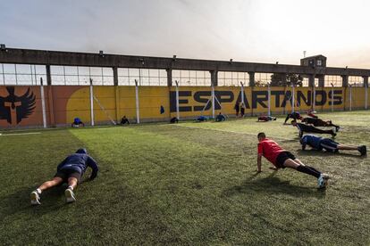 Un grupo de jugadores del Espartanos hace flexiones en un entrenamiento.