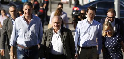 El candidato del PPC, Jorge Fernández Díaz (c).