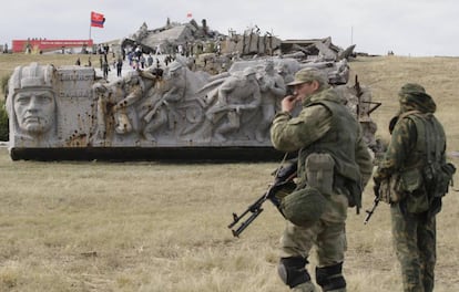 Milicianos de la autoproclamada República Popular de Donetsk en el 75 aniversario de la liberación del Donbás de la ocupación nazi.