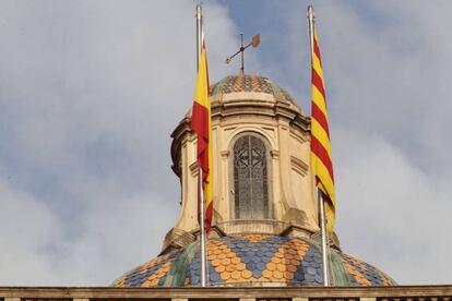 Les banderes d'Espanya i Catalunya s'alcen davant de la cúpula de la façana principal del Palau de la Generalitat, a Barcelona, aquest dissabte.