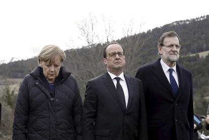 El Presidente de Francia,Francois Hollande, el Primer Ministro Español Mariano Rajoy y la canciller alemana Angel Merkel, cerca del lugar del accidente del Airbus A320 de la compañía alemana Germanwings en Seyne-les-Alpes.