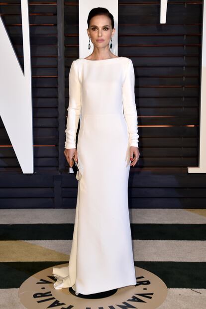 Natalie Portman, muy elegante con vestido blanco de manga larga de Dior.