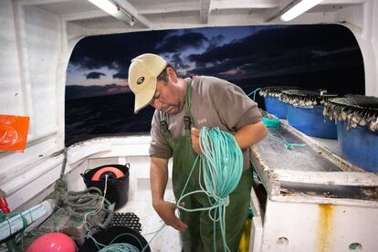 Los dos barcos de pesca comienzan a soltar los aparejos, ya en aguas de marruecos, a una 24 millas de la costa.