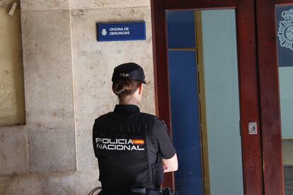 Una agente de la Policía Nacional, de espaldas.