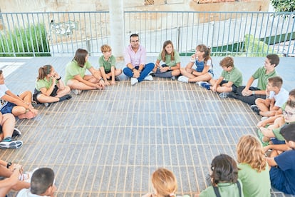 Alumnos de Primaria del CEIP Manuel Riquelme, en Hurchillo (Alicante), durante una actividad del proyecto Naturaliza.