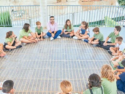 Alumnos de Primaria del CEIP Manuel Riquelme, en Hurchillo (Alicante), durante una actividad del proyecto Naturaliza.