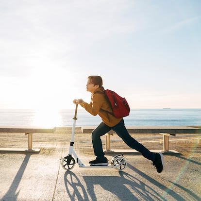 un niño en patinete por un paseo.