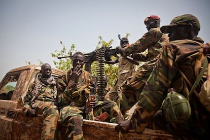 Milicianos sudsudaneses se dirigen al frente en la frontera norte