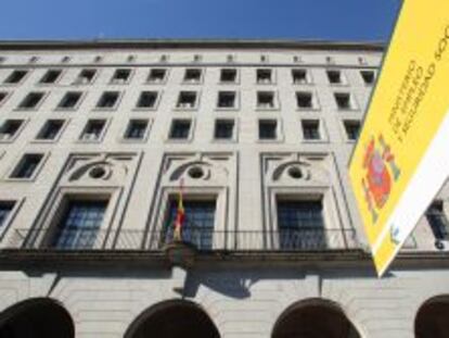 Fachada del Ministerio de Empleo y Seguridad Social en Madrid.