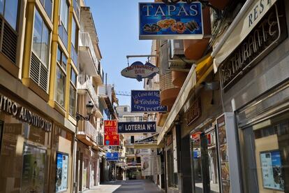 Cntrica calle de Benidorm con todos locales cerrados.