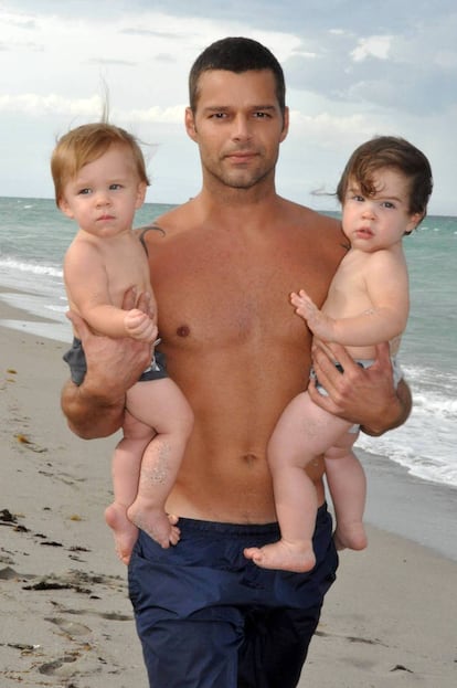 Ricky Martin posa con sus hijos en Miami en 2009.