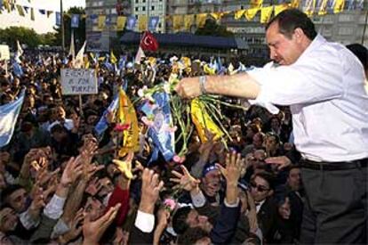 Tayyip Erdogan arroja claveles a sus partidarios tras un mitin el sábado en Ankara.