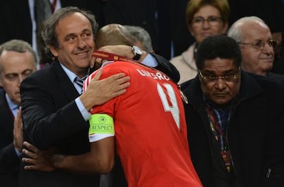 Platini abraza a Luisao, en presencia de Eusebio, a la derecha, tras la final de la Liga Europa entre el Chelsea y el Benfica.