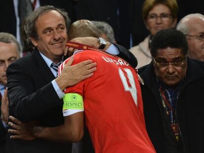Platini abraza a Luisao, en presencia de Eusebio, a la derecha, tras la final de la Liga Europa entre el Chelsea y el Benfica.