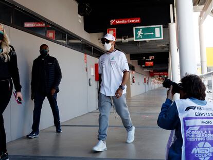 Lewis Hamilton, en el centro de la imagen, en el circuito de Montmeló